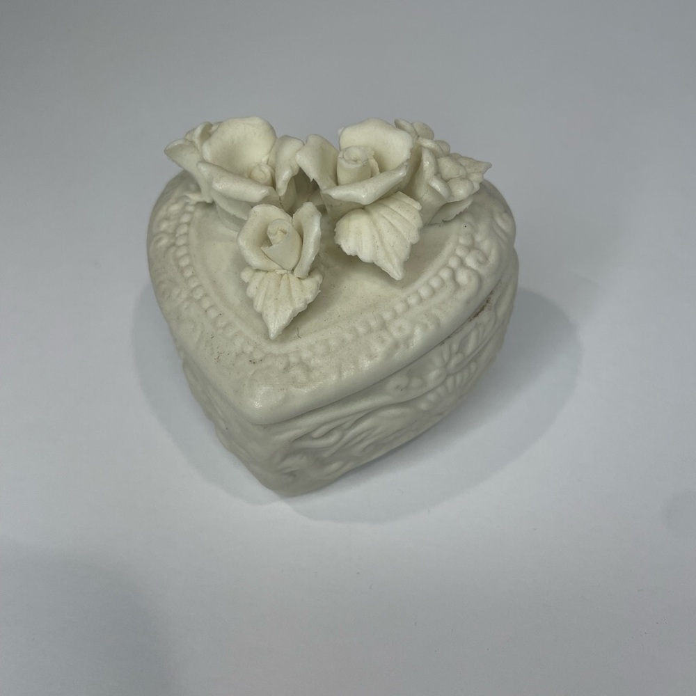 Elegant Cream Heart-Shaped Trinket Box Rose Details